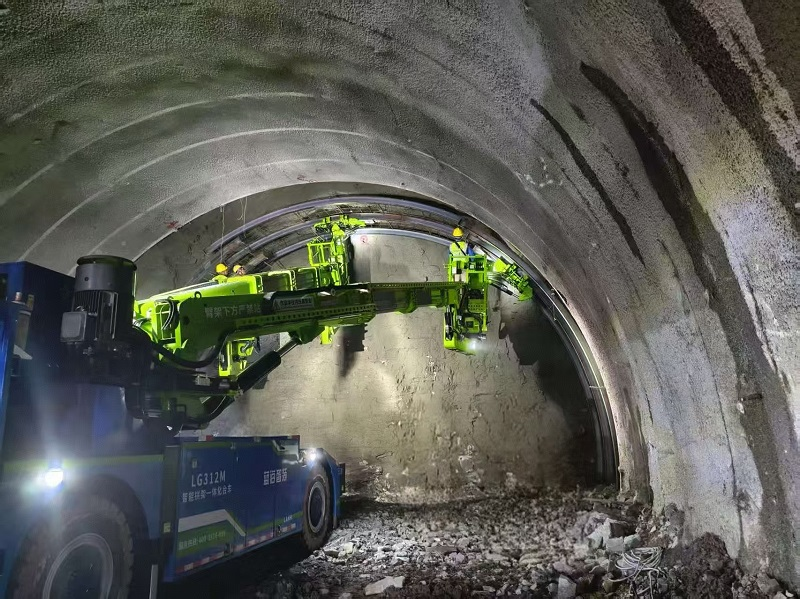 湖北房五高速公路兴长段九岭隧道加紧建设