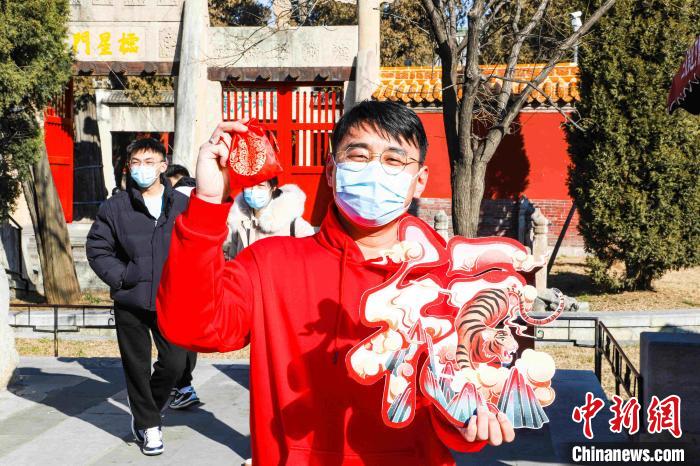 游客晒“圣府寻福”活动中领到的奖品。　刘鸿儒 摄