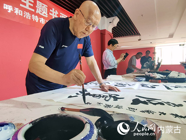 书画家们现场挥毫泼墨。人民网 王慧摄