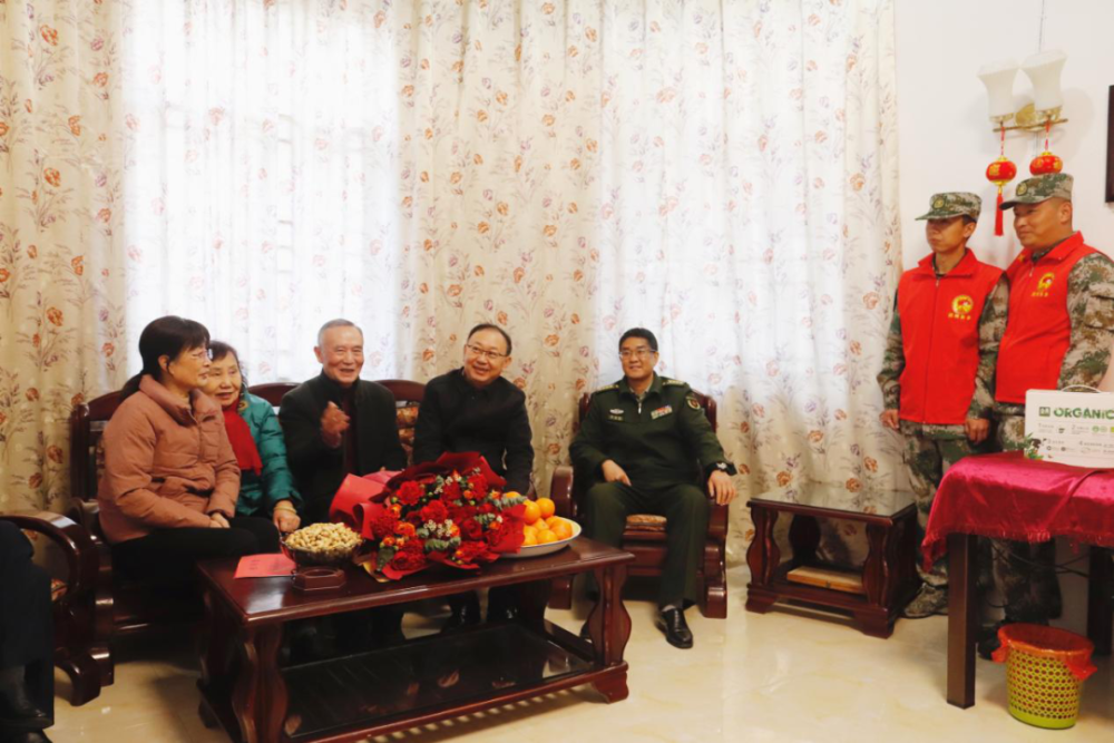 替烈士看爹娘为烈属办实事 江西退役军人在行动(图1) 替烈士看爹娘为烈属办实事 江西退役军人在行动(图1)