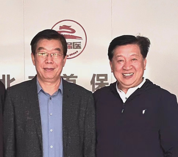 蔡德成与专家在一起