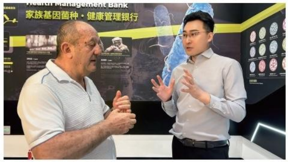 郭聃洋博士与S. 舍甫琴科教授(圣彼得堡巴甫洛夫实验医 学研究所所长、原俄罗斯联邦卫生部第一副部长)